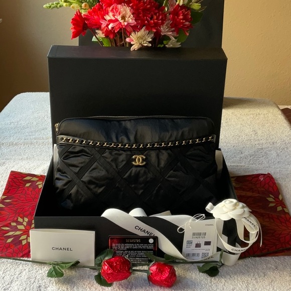 🌹 CHANEL LARGE POUCH WITH FOLDABLE TOTE BAG 🌹NWT🌹 - Picture 10 of 16